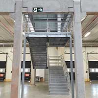 Quando Usar uma Escada para Mezanino no Layout Industrial